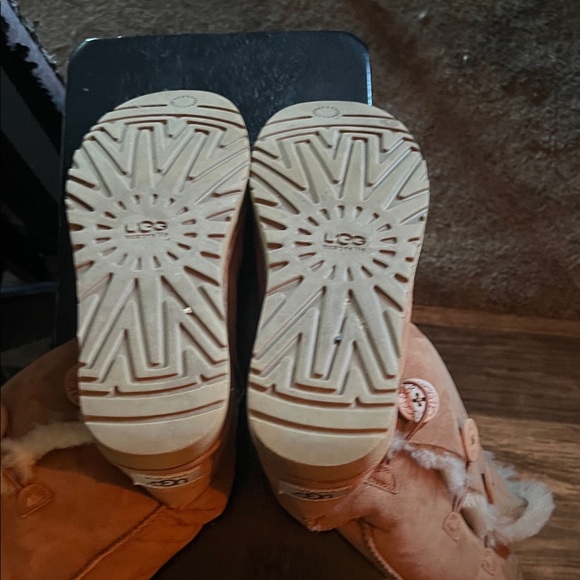 UGG Women's Chestnut Winter Boots. Thursday sale $80 if purchased before 12 mid - Picture 6 of 6